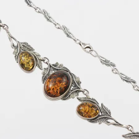 Collier med bärnsten, längd ca 46 cm,bredd 3.6-23 mm,silver. Vikt: 27 g