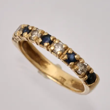 Ring i 18K guld, stl ca 16¾, oval skena, bredd 3,1mm, 4st diamanter, mått Ø2,6mm, 5st safirer, mått Ø2,4, vikt 3,16g.