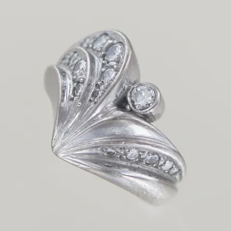 Ring med 15 diamanter, 0,01-0,10ct, Ø 17 mm, bredd 15,5 mm, 18K  Vikt: 15 g