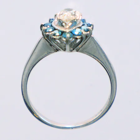 Ring diamanter, päronformad ca 1ct, TC / P,  färgade blå diamanter 10x01,02ct, Ø16¼, vitguld, 14k   Vikt: 2,8 g