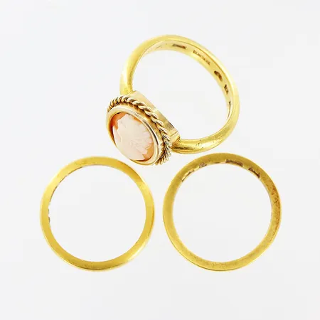 3 ringar, gravyr, skevheter, Camé fattning i 18K, skena i 23K. Bruttovikt: 12,9gram. Vikt: 12,9 g