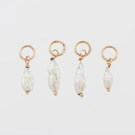 Hängen 4 st med pärlor, höjd ca 12 mm, 18k. Vikt: 0,8 g