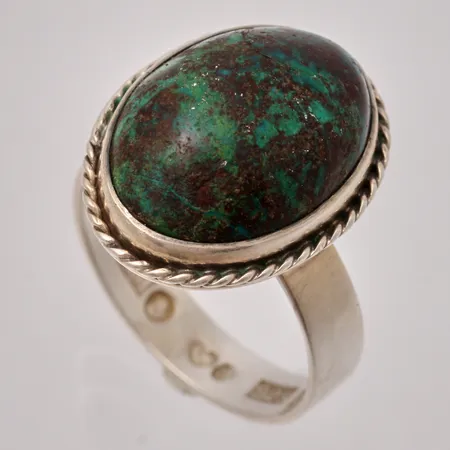 Ring i silver, stl18½, bredd 4,8-21mm, 1st Grön/Brun sten, mått 12,9x18mm, 925/1000, tillverkad av Silverkällan Silversmedjan, år 1985, vikt 7,69g.