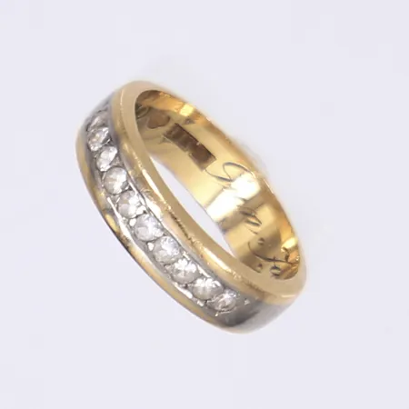Ring med vita stenar, stl 15¼, bredd 5mm, tvåfärgad, gravyr, 18K  Vikt: 3,9 g