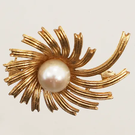 Brosch, pärla, längd 30mm, bredd 23mm, Heribert Engelbert AB, år 1964, 18K Vikt: 5,2 g