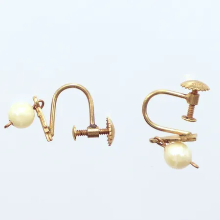 Ett par örhängen, pärlor skruvlås, 1,5cm, 18k Vikt: 2,2 g