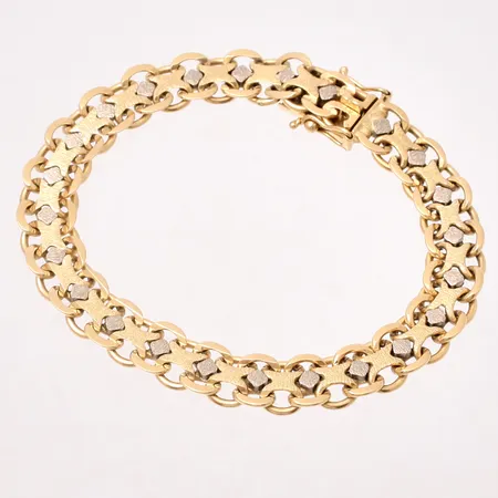 Armband i 18K guld, 19cm, X-länk med vitgulds detalj, bredd 8,9mm, personlig gravyr på undersida lås, tillverkad av Ge-Kå Rolf Kaplan Ab, år 1978, vikt 27,24g.
