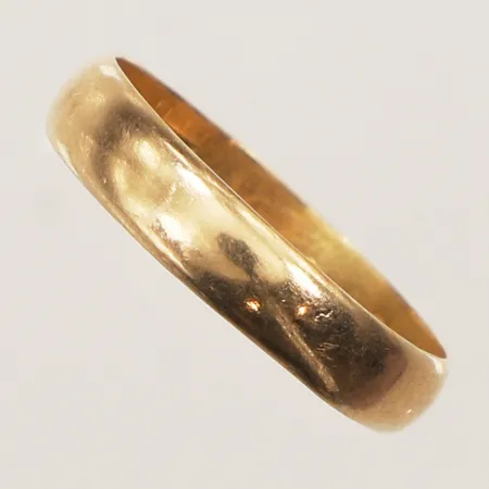 Ring slät, stl 19¾, bredd 4,6mm, gravyr, skev, 18K  Vikt: 3,6 g