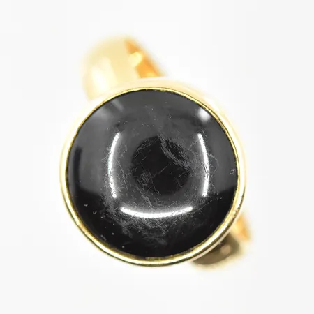 Ring med Onyx, Ø15 mm, stl 18¾, skenans bredd 4 mm, repig sten, 18K. Vikt: 8,7 g