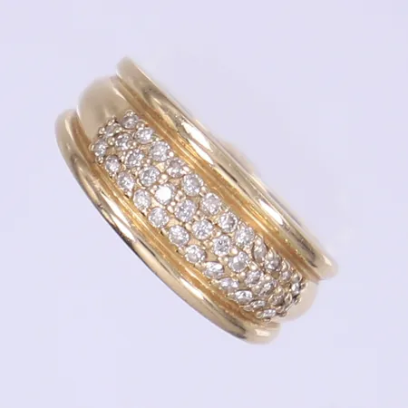 Ring med diamanter totalt 35xca 0,01ct, stl 17¼, bredd 5-9mm, gravyr, 14K  Vikt: 6,5 g