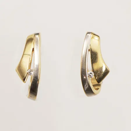 Ett par örhängen med diamanter 2x ca 0,02ct, längd 18mm, bredd 8mm, tvåfärgade, snurrebussar saknas, 18K  Vikt: 3,3 g