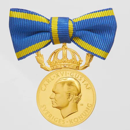 Medalj, Carl XVI Gustaf, Sveriges Konung, För nit och redlighet i rikets tjänst, Ø 27mm, mynt 23K, krona 18K, personlig gravyr, tygband, bruttovikt: 16,0g Vikt: 0 g