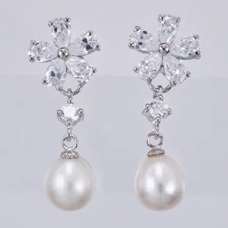 Ett par örhängen med vita stenar/plastpärla, längd: ca 3cm, bredd: ca 3-10mm, 925/1000, silver Vikt: 4,6 g