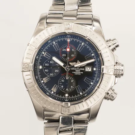 Herrur Breitling Super Avenger, stål, automatisk, 48mm, refnr A13370, serienr 2562229, kronograf, datum, stållänk ca 19cm, viklås, repig, chronométre-certifikat, certifikat Bosnia Herz Malbasic daterat 26/11/2009, manual, skadad box, ytterkartong. 