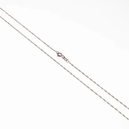 Kedja, Singapore i 9K vitguld. Den är 42 cm lång, 1 mm bred och väger 1,0g. (Guldfynd) Springring. 