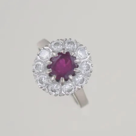 Carmoséring med rubin 1,14ct + diamanter 0,13ct x 10 tot 1,13 ct, Ø 17½ mm, 18K, tillverkad av Evert Lindberg, juvelateljén. Nyanskaffningsvärde ca 75 000kr. Vikt: 6,3 g