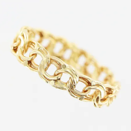 Ring Bismarck, stl 17½, bredd 4,5mm, vassa detaljer inuti skenan, 18K Vikt: 2,3 g