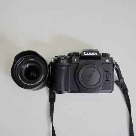 Digitalkamera Panasonic Lumix DC-G90, snr: WE1SA001141, objektiv Lumix 12-60mm, 1:3.5-5.6, ASPH Power O.I.S, vikbar LCD-skärm, kamerarem, laddare, manual, SD-kort 64GB, blixt Modus 360RT, allt i originalkartong och nyskick. Skickas med postpaket.
