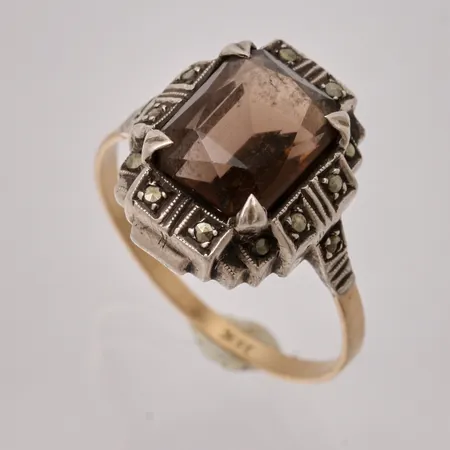 Ring i 18K guld & silver, 19¼, bredd 1,7-16,7mm, 1st Rökfärgad sten, mått 8x10,2mm, Markasiter, skenan är i 18K guld, vikt 4,48g Vikt: 4,5 g