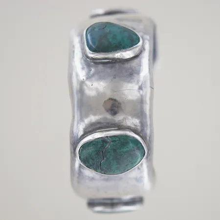 Armring med stenar, bredd 34 mm, 2 spruckna stenar, lite intryckt på ovan sida, silver 925/1000 Vikt: 68,6 g