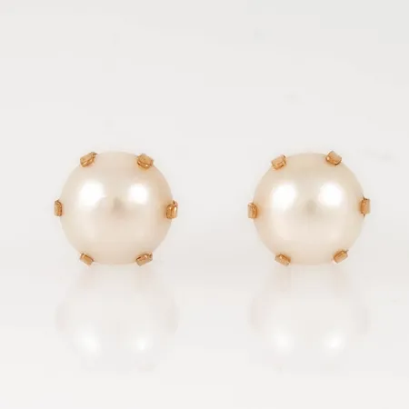 Örhänge i 18K guld med odlade vita pärlor Ø 7,5 mm. Vikt: 1,8g. En snurrebuss saknas, men ny i plast medföljer.