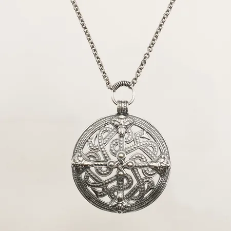 Collier Kalevala, längd 80cm, bredd 1,7mm, hänge Ø49mm, silver Vikt: 35,2 g