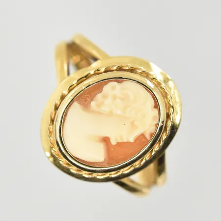 Ring med Camé, stl 14¾, bredd 2-13 mm, 18K. Vikt: 1,7 g