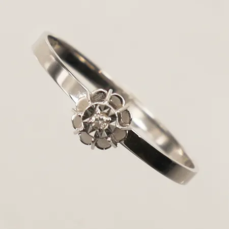 Ring, diamant 0,01ct, stl 18, bredd 5,2mm, vitguld, 18K  Vikt: 1,2 g