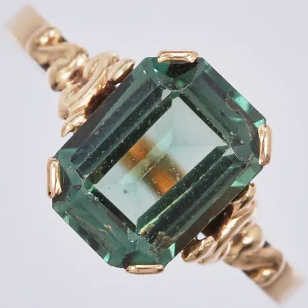 Ring med grön sten, stl: 17½, 18K Vikt: 2,4 g