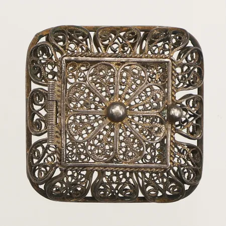 Dosa med filigranarbete, 29,5x29,5mm, 800/1000 silver Vikt: 7,8 g