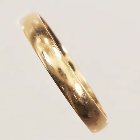 Ring slät, stl 20¼, bredd 3,3mm, gravyr, 18K  Vikt: 3,1 g