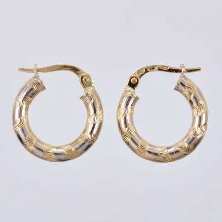 Ett par örhängen, inner Ø ca 10mm, längd: ca 1,6cm, bredd: ca 3mm, 18K Vikt: 2,2 g