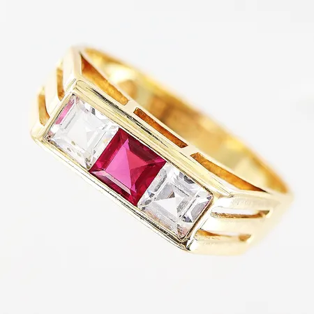 Ring, röd och vita stenar, stl 18¼, bredd 3-5,5mm, höjd från skenan 4,5mm, Guldvaruaktiebolaget G. Dahlgren & Co Ab, Malmö år 1959, 18K Vikt: 3,8 g