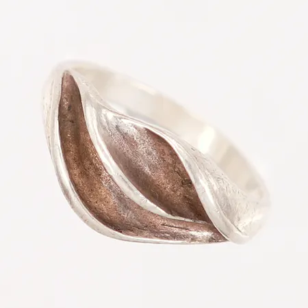 Ring, stl 17½, bredd: 2-9mm, silver 925/1000 Vikt: 3,8 g