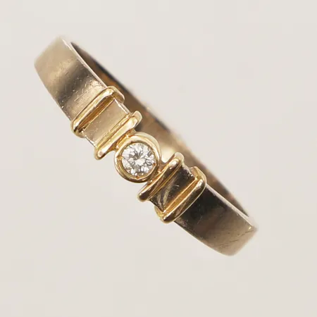 Ring med diamant ca 0,05ct, stl 18¾, bredd 2-4,6mm, tvåfärgad, 18K Vikt: 3,9 g