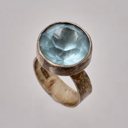 Ring i silver, stl16½, bredd 6,5-15,3mm, 1st blå sten, mått Ø13,5mm, 830/1000, vikt 6,16g.