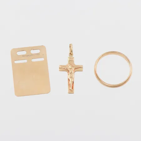 Smycken med gravyrer, 18k. Vikt: 6,7 g