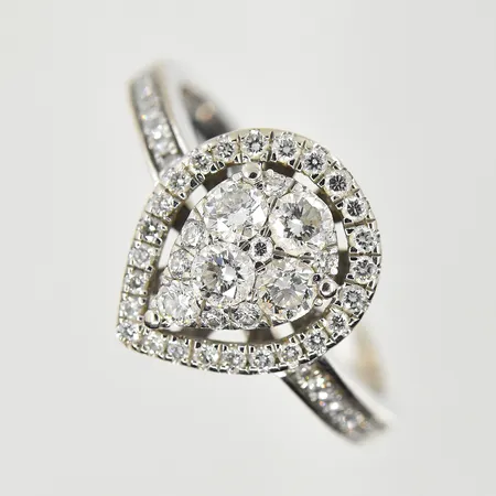 Ring med diamanter 4x0,07ct, 1x0,03ct, 48x ca 0,005-0,01ct, totalt 0,64ctv, GHA, stl 17, bredd 2-12 mm, gravyr, vitguld, 18K Vikt: 3,9 g Vikt: 3,9 g