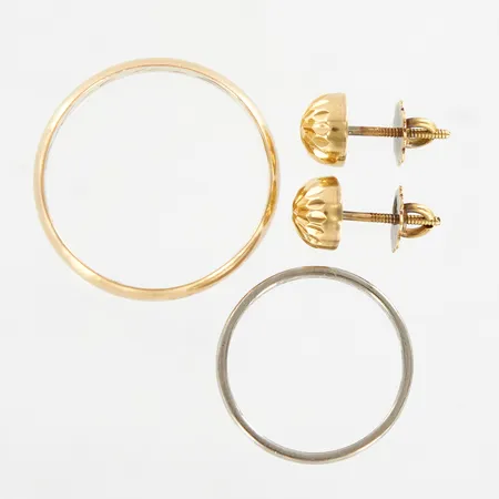 Två släta ringar, stl 17½, 22, ett par örhängen Ø7,6mm, ojämna, skeva stift, gravyr, 18K  Vikt: 10 g