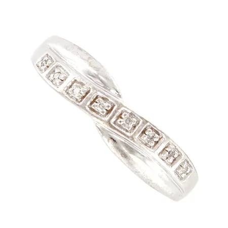 Ring med diamanter ca 8x0,005, stl 17¼, bredd: 1-5mm, GHA, något skev skena, vitguld, 18K Vikt: 3 g