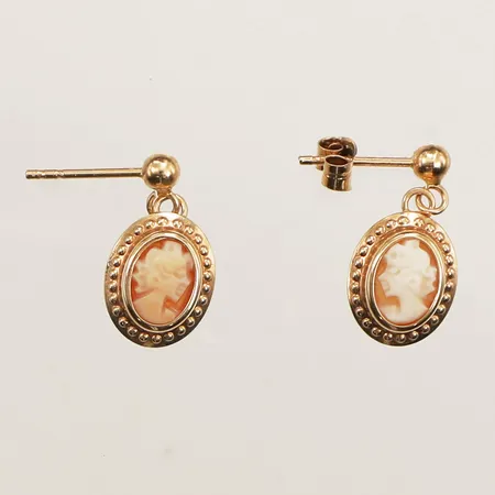 Ett par örhängen med Camé, längd 17mm, bredd 9mm, GHA, en snurrebuss saknas, 18K  Vikt: 1,4 g