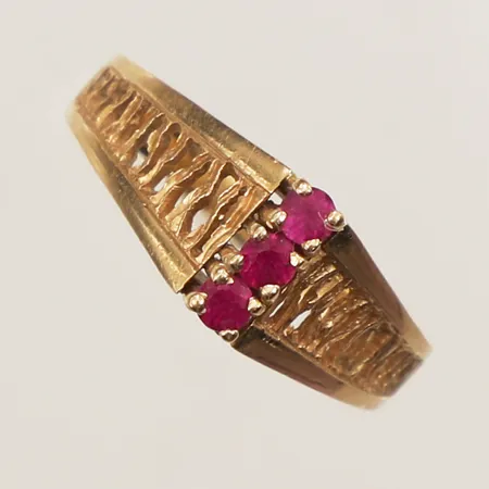 Ring med röda stenar, stl 18¼, bredd 2,4-7,5mm, 18K  Vikt: 3,2 g