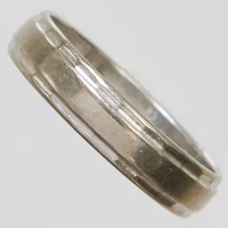 Ring, stl 16¼, bredd 4mm, gravyr, behov av omrodering, vitguld, 18K Vikt: 2,8 g