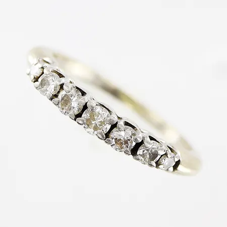 Ring, diamanter 2 x ca 0,02ct, 2 x ca 0,03ct, 3 x ca 0,05ct, stl 15½, bredd 1-2,5mm, vitguld, 14K.  Vikt: 1,9 g