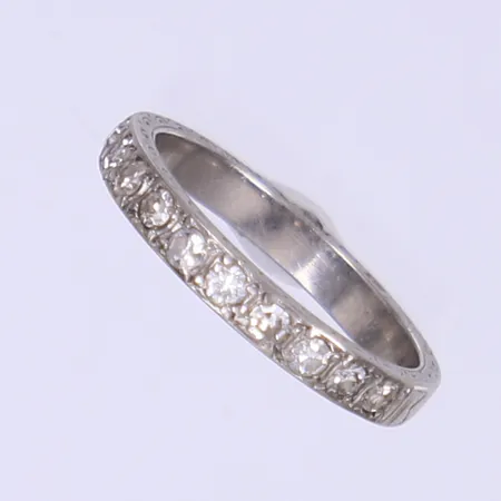 Ring med diamanter 10xca 0,03ct, stl 17, bredd 3mm, vitguld, stämplad på utsidan skenan, 18K Vikt: 3,9 g