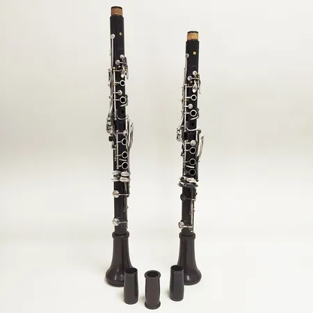 Två Klarinetter Buffet Crampon Elite, custom klockor, snr 329941, 326615, sliten packning, ställning, etui, ytterväska. Vikt: 0 g Skickas med postpaket.