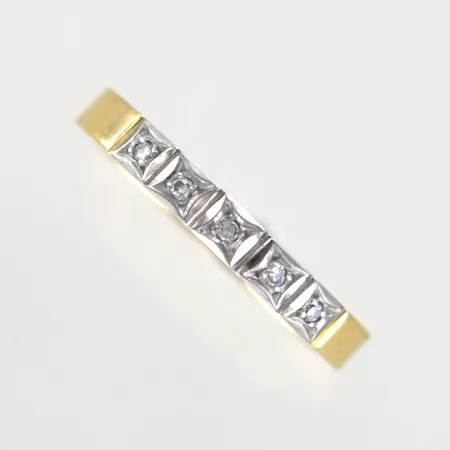 Ring med diamanter 5 x 0,01ct, Ø 17½ mm, bredd 2,8 mm, 18K Vikt: 3,4 g