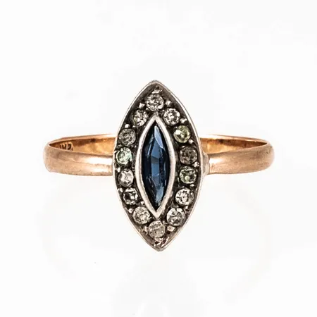 Ring i 18K guld med blå och vita syntetiska stenar fattade i silver. Den är i storlek 16¾, är 1,9 -13 mm bred och väger 1,5g.