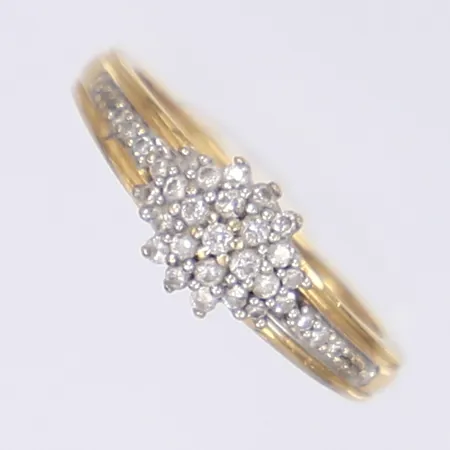 Ring med dia tot ca 0,20ctv, stl 16, bredd 1-7mm, 18K Vikt: 2,3 g