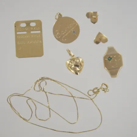 Guldskrot, gravyr/defekt, 18K Vikt: 8,5 g